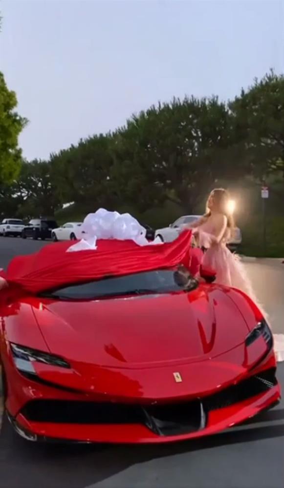 Nữ tỷ phú Việt kỷ niệm ngày cưới xa hoa, tặng chồng siêu xe 33 tỷ-6