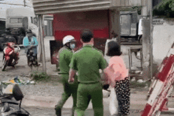 Người phụ nữ hùng hổ đòi 'thông chốt': 'Tôi đang đi tìm con'