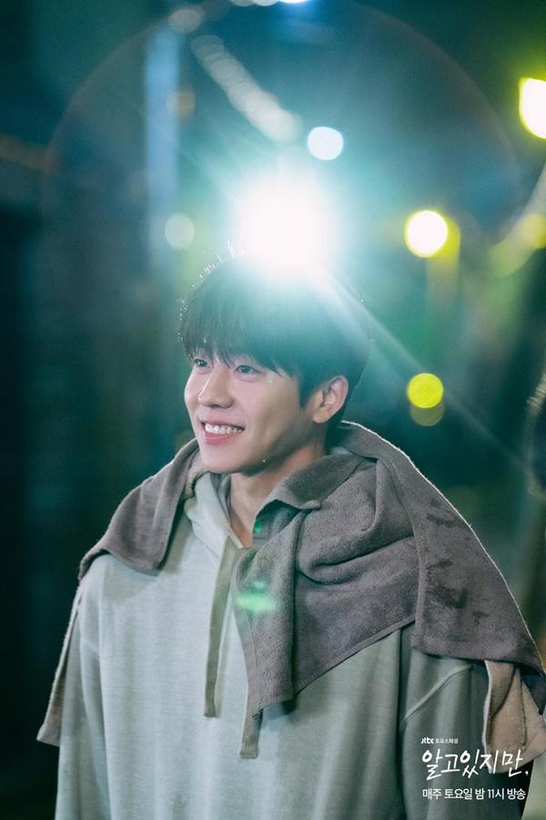 Trên tình bạn, dưới tình yêu có gì vui?-8