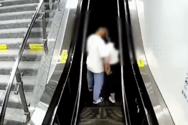 Hôn nhau ngấu nghiến ở thang cuốn, cặp đôi nhận cái kết đắng mề-1