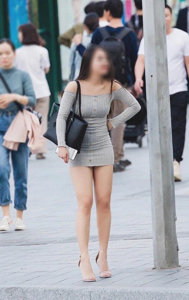 Váy body ngắn là item được chị em ưa chuộng bởi tôn vóc dáng hình thể người mặc. Tuy nhiên, việc lựa chọn thiết kế ngắn cũn cỡn hay chất liệu mỏng dính đôi khi lại khiến người mặc trở nên phản cảm.