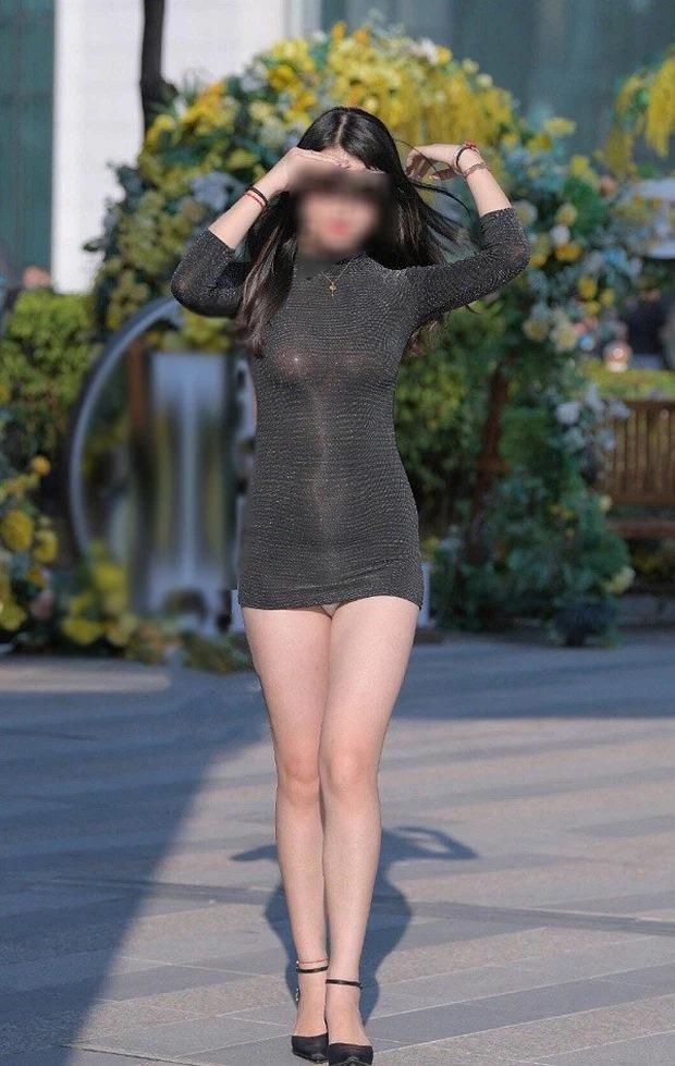 Váy chất liệu quá mỏng khiến bạn gái để lộ hai miếng dán ngực kém duyên, chưa kể độ dài quá ngắn khiến cô lộ nội y.