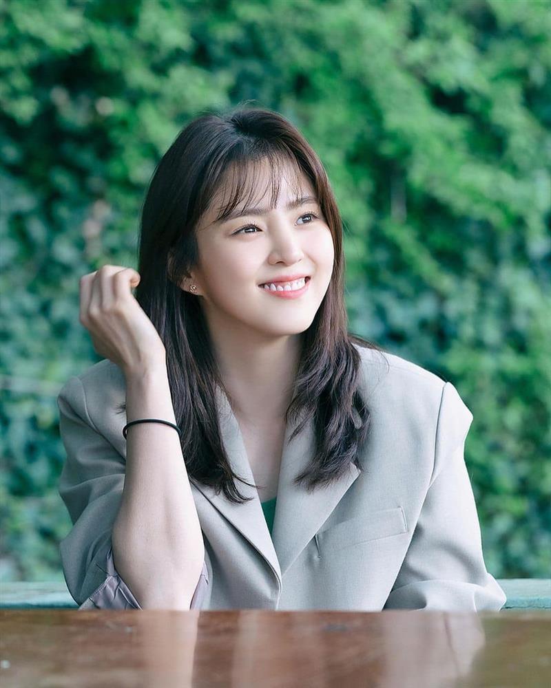 Han So Hee đóng phim 19+ nhưng ăn mặc hiền khô như gái nhà lành-2