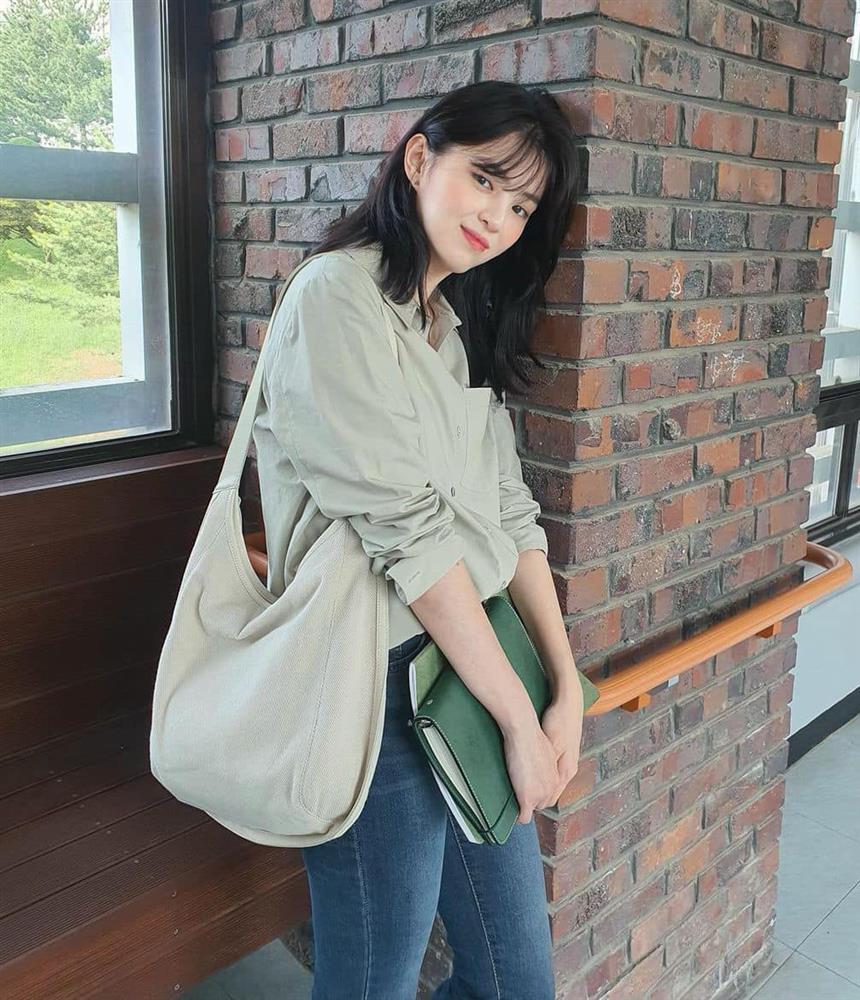 Han So Hee đóng phim 19+ nhưng ăn mặc hiền khô như gái nhà lành-4