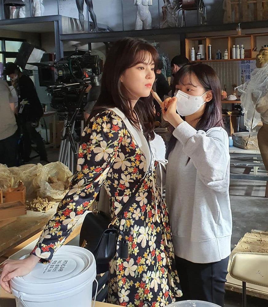 Han So Hee đóng phim 19+ nhưng ăn mặc hiền khô như gái nhà lành-5