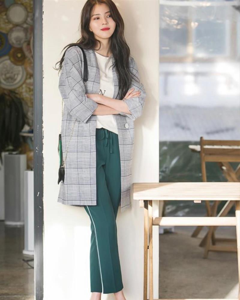 Han So Hee đóng phim 19+ nhưng ăn mặc hiền khô như gái nhà lành-7