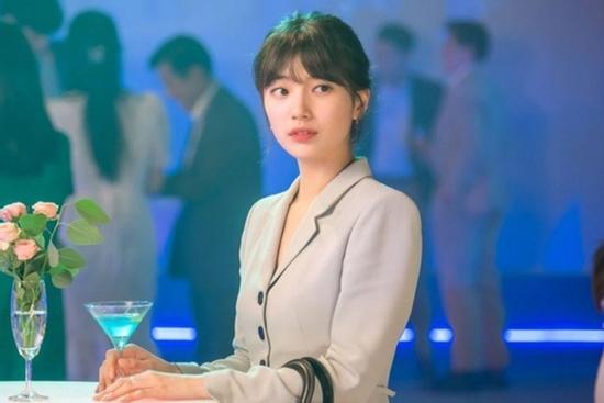 Chồng đi với bồ, tôi ở nhà mở tiệc tiện nhắn cái tin khiến anh ta 'sôi máu'