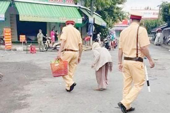 Không biết chợ bị cấm, cụ già đi bán rau gặp ngay anh CSGT ngọt ngào