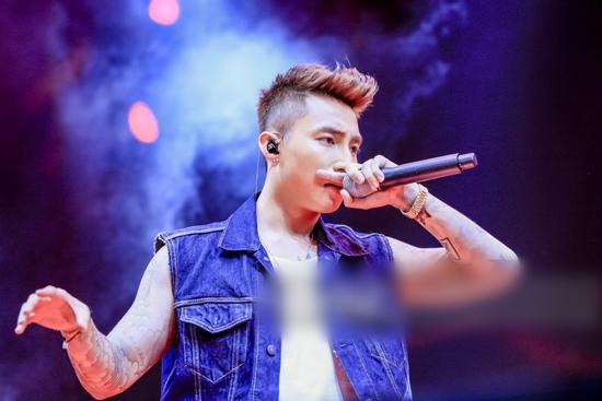 Sơn Tùng gặp sự cố, nụ cười chàng trai đằng sau mới biết Sếp hát sai