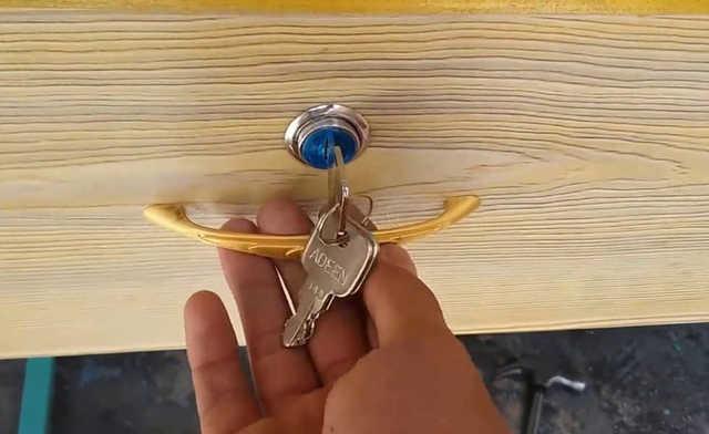 Bất ngờ tìm thấy chiếc chìa khóa chồng luôn giấu kín, vợ mở tủ rồi sững sờ-2