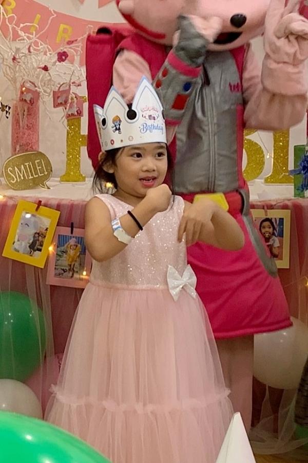 Con gái Mai Phương sống bình yên bên bảo mẫu-9