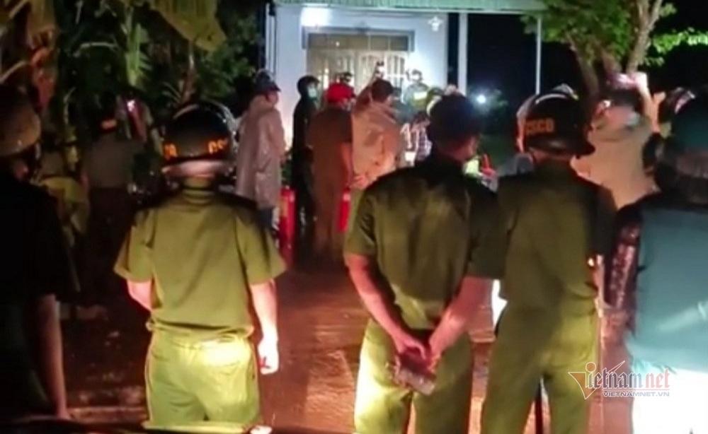 Thông chốt kiểm dịch, 2 cha con vác rựa chém suýt lìa tay cán bộ-4