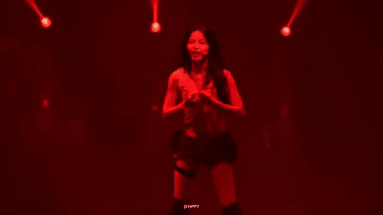 Thành viên MAMAMOO hết diện váy lộ vòng 3 đến xé toạc áo lộ nội y-2