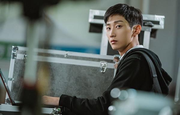 Visual cực xịn của Jin Young và Krystal trong Police University-1