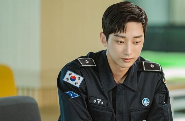 Visual cực xịn của Jin Young và Krystal trong Police University-3