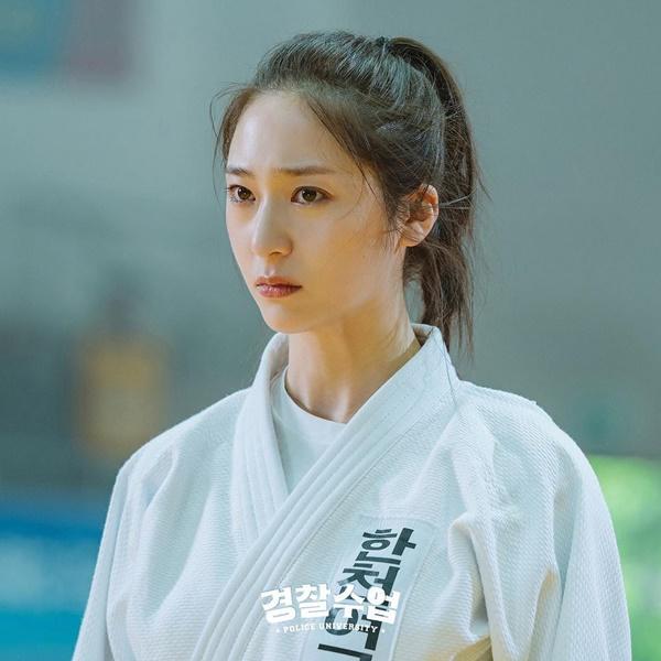 Visual cực xịn của Jin Young và Krystal trong Police University-4