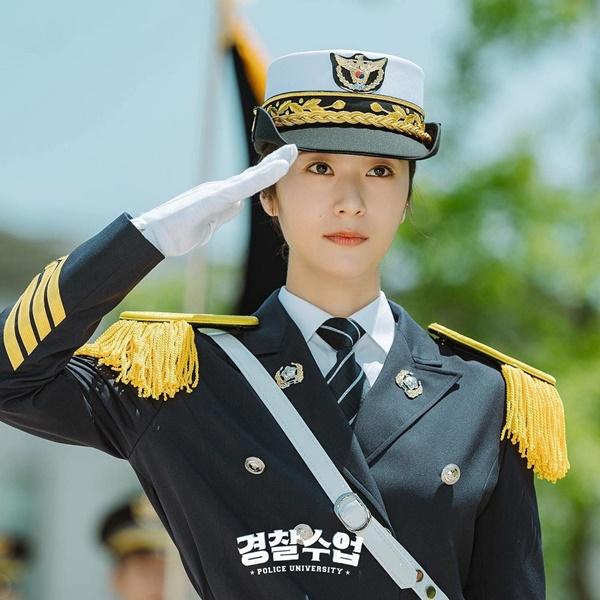 Visual cực xịn của Jin Young và Krystal trong Police University-5