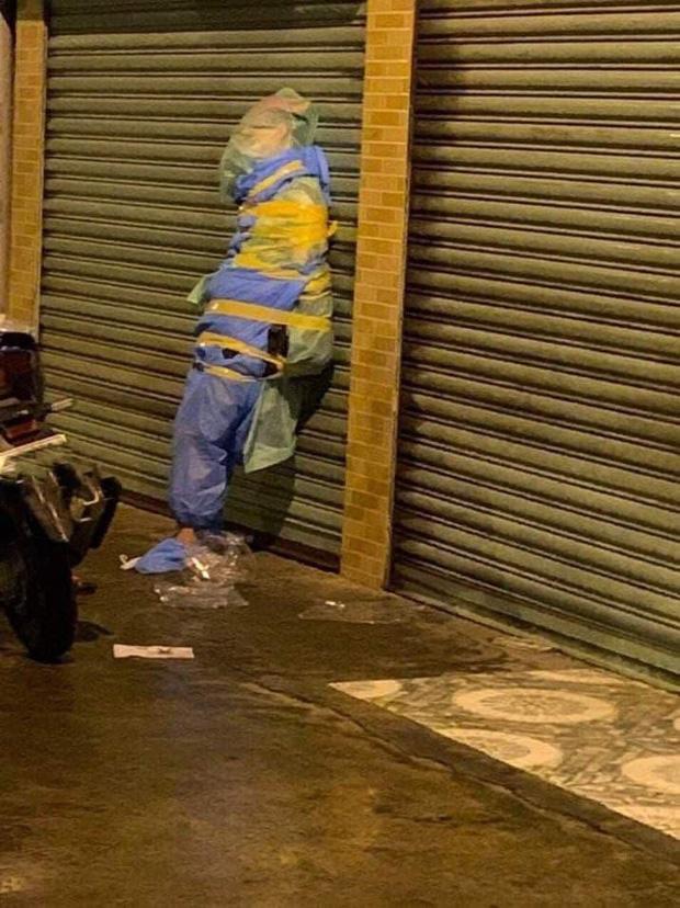 Tử tù mắc Covid-19 lúc bị bắt: Mặc bảo hộ, quấn nilon, băng keo kín mít-2