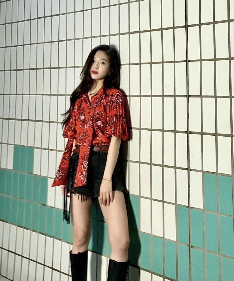 Học cách phối váy áo họa tiết mùa hè rực rỡ như Joy (Red Velvet)-4
