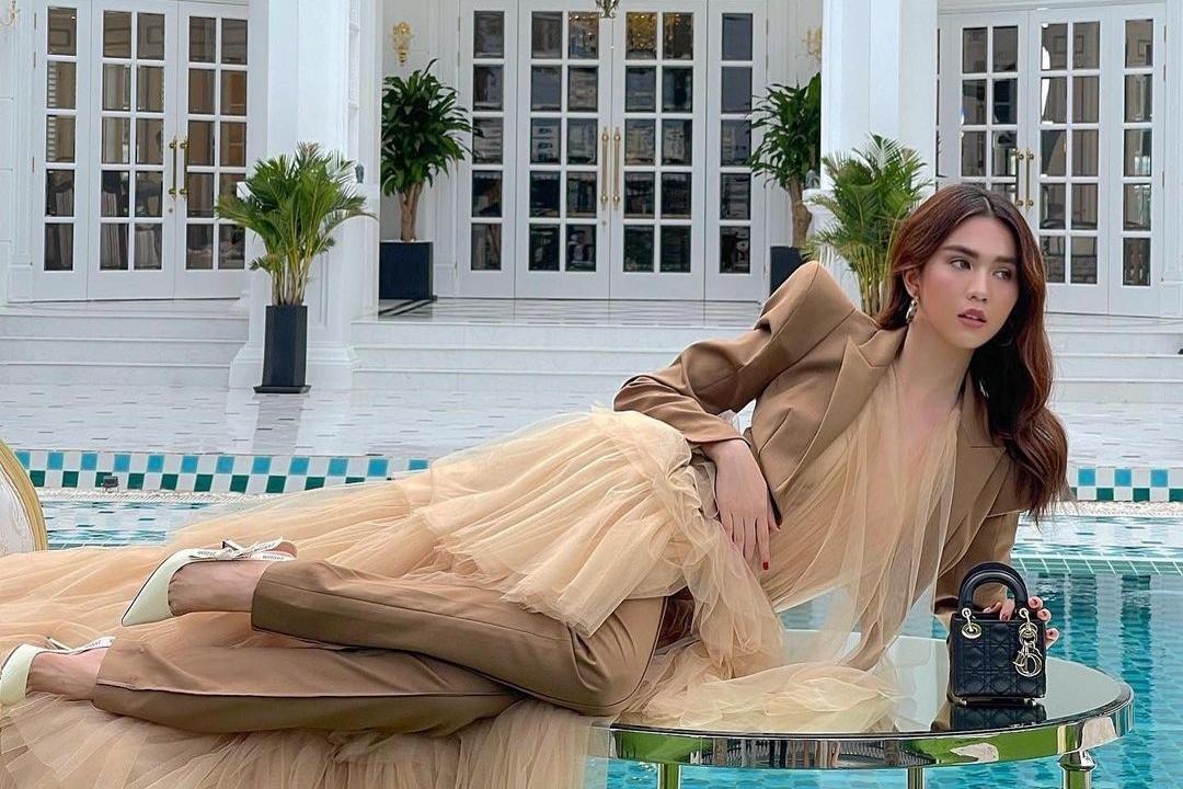 Jennie, Lisa đụng váy tiểu thư với Yoona, Âu Dương Na Na: Ai đẹp hơn?-10