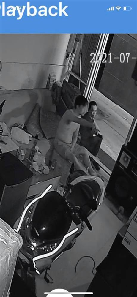 Clip: Ngồi im cũng thành F1 vì tử tù mắc Covid-19 ghé xin nước, tám chuyện-2