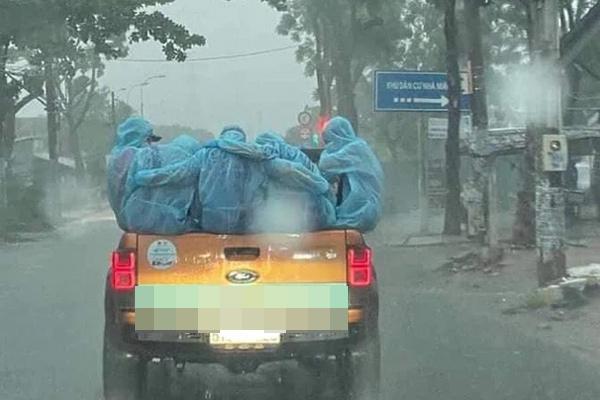 Cảm động đội xe khử khuẩn chống dịch động viên nhau dưới mưa tầm tã-1