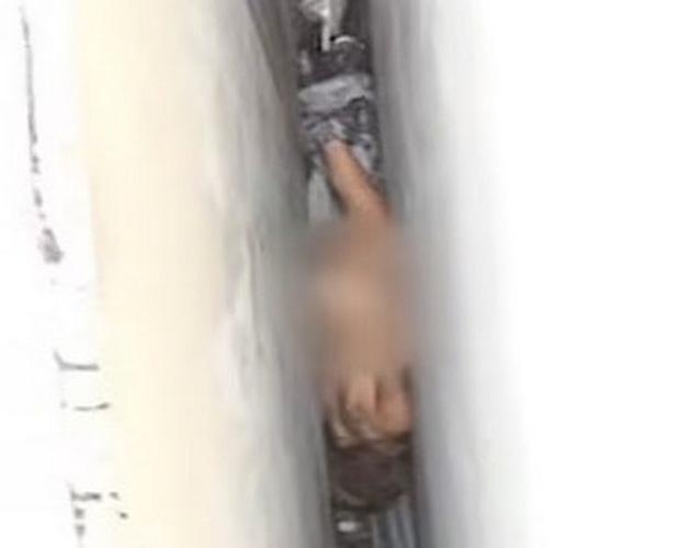 Giải cứu người phụ nữ khỏa thân mắc kẹt giữa 2 bức tường của 2 tòa nhà-1