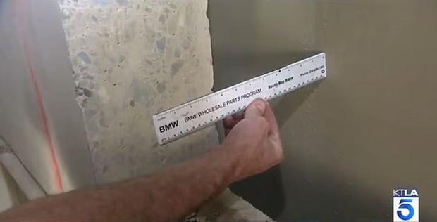 Giải cứu người phụ nữ khỏa thân mắc kẹt giữa 2 bức tường của 2 tòa nhà-2