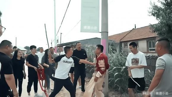 Chú rể bị nhà gái trói vào cột điện, cô dâu phải mang gậy tới giải vây-2