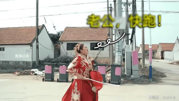 Chú rể bị nhà gái trói vào cột điện, cô dâu phải mang gậy tới giải vây-3