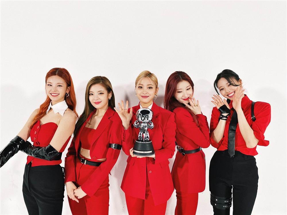 Nam ca sĩ Hàn Quốc mặc váy, ngày càng nữ tính-2