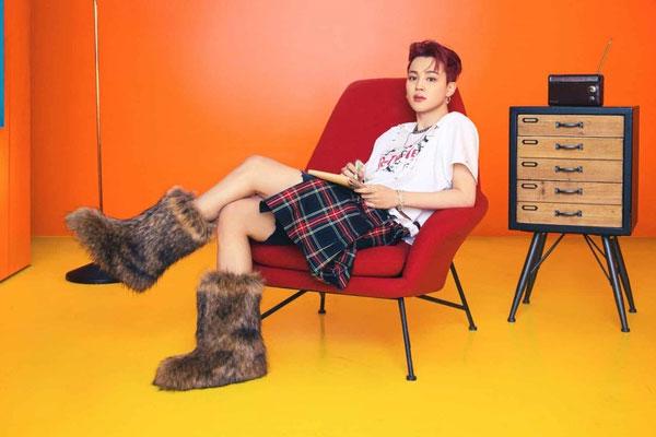 Clip: Trung Quân Idol diện váy lên sân khấu khiến fan Việt hú hồn-2