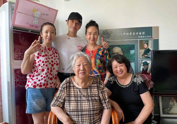 Angela Baby lẻ bóng đi mua nhà, Huỳnh Hiểu Minh về quê vắng vợ con-4