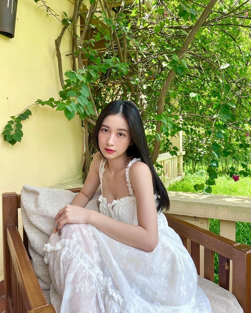 Tiểu Vy khoe lưng trần siêu hot - Chi Pu lộ chân ngực căng đét-3