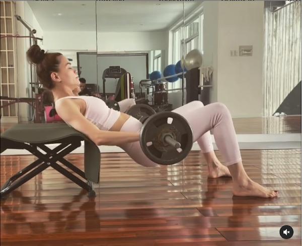 Lệ Quyên nâng tạ bằng chỗ hiểm khiến người xem toát mồ hôi-3