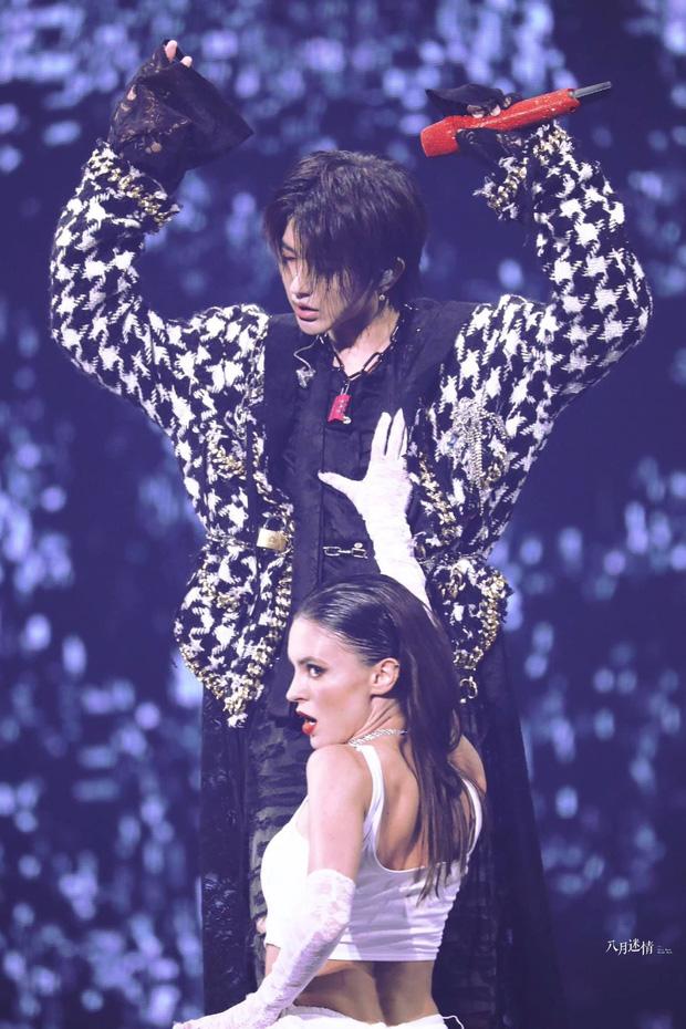 Nam thần Cbiz hôn đắm đuối&nbsp;gái lạ khiến fan bật mood ghen phát hờn-3