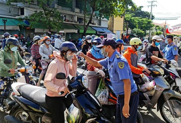 Người dân miền Tây đổ xô đi chợ, giá thực phẩm tăng vọt-1