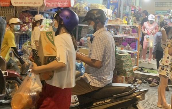 Người dân miền Tây đổ xô đi chợ, giá thực phẩm tăng vọt-3