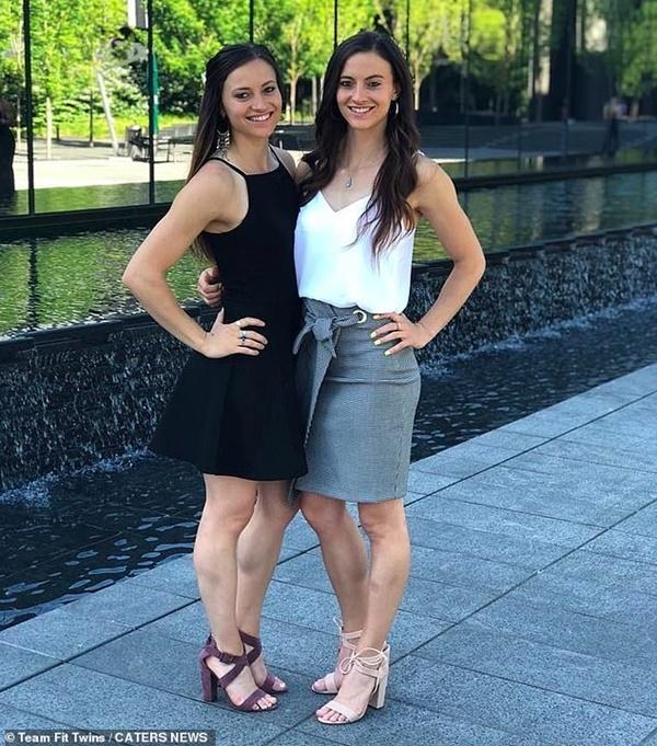 Chị em sinh đôi giống hệt nhau tìm thấy tình yêu bên hai anh em sinh đôi-5