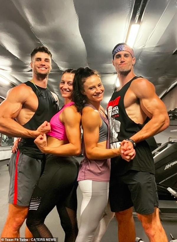 Chị em sinh đôi giống hệt nhau tìm thấy tình yêu bên hai anh em sinh đôi-7