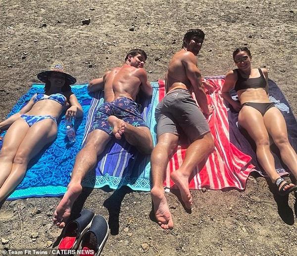 Chị em sinh đôi giống hệt nhau tìm thấy tình yêu bên hai anh em sinh đôi-10