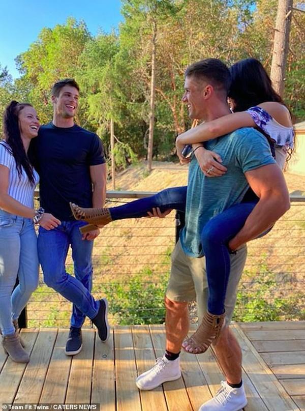 Chị em sinh đôi giống hệt nhau tìm thấy tình yêu bên hai anh em sinh đôi-8