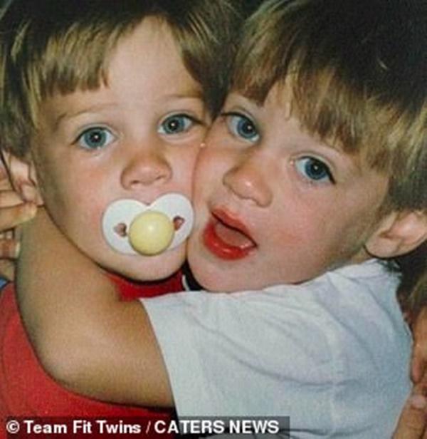 Chị em sinh đôi giống hệt nhau tìm thấy tình yêu bên hai anh em sinh đôi-12