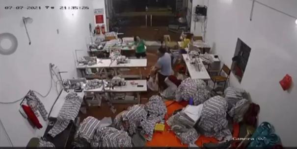 Clip: Vợ xin làm tăng ca, chồng nghi nói dối rút dao chém nát mặt vợ-1