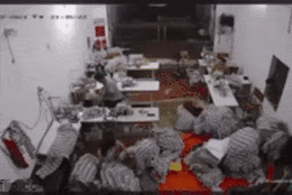 Clip: Kinh hãi người đàn ông nghi tự thiêu, cháy đùng đùng giữa đường-3