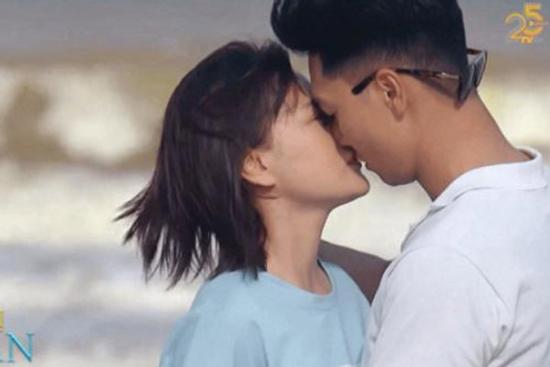 Bội thực cảnh hôn Phương Oanh và shark Long trong 'Hương Vị Tình Thân'