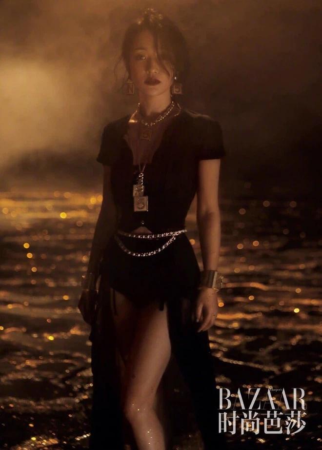 Châu Tấn U50 vẫn khiến con dân điên đảo bởi vòng 1 và chân dài miên man-3