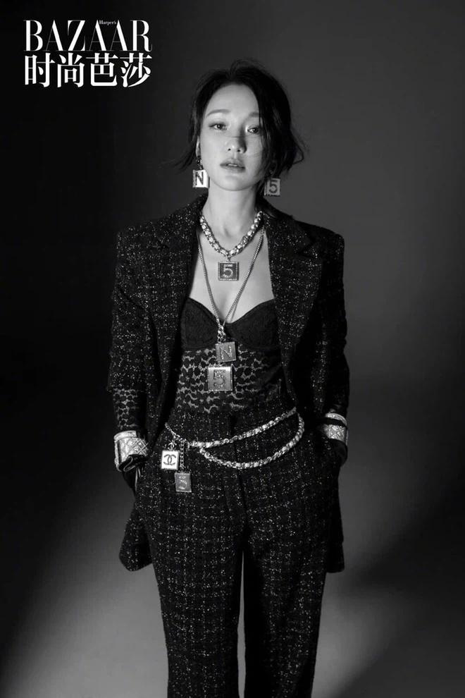 Châu Tấn U50 vẫn khiến con dân điên đảo bởi vòng 1 và chân dài miên man-4