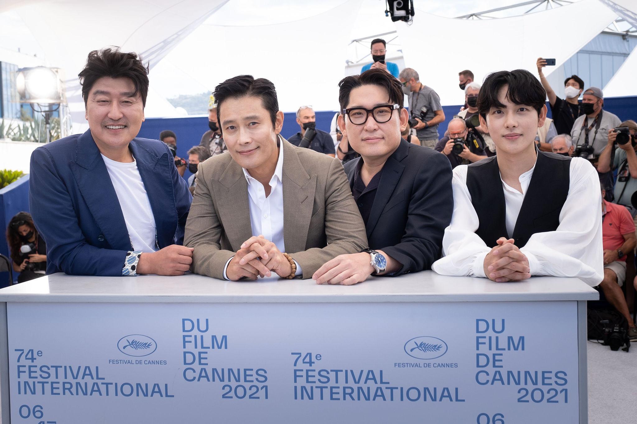 Dàn sao Hàn Song Kang Ho, Lee Byung Hun, đạo diễn Han Jae Rim và Im Siwan tại Liên hoan phim Cannes lần thứ 74.