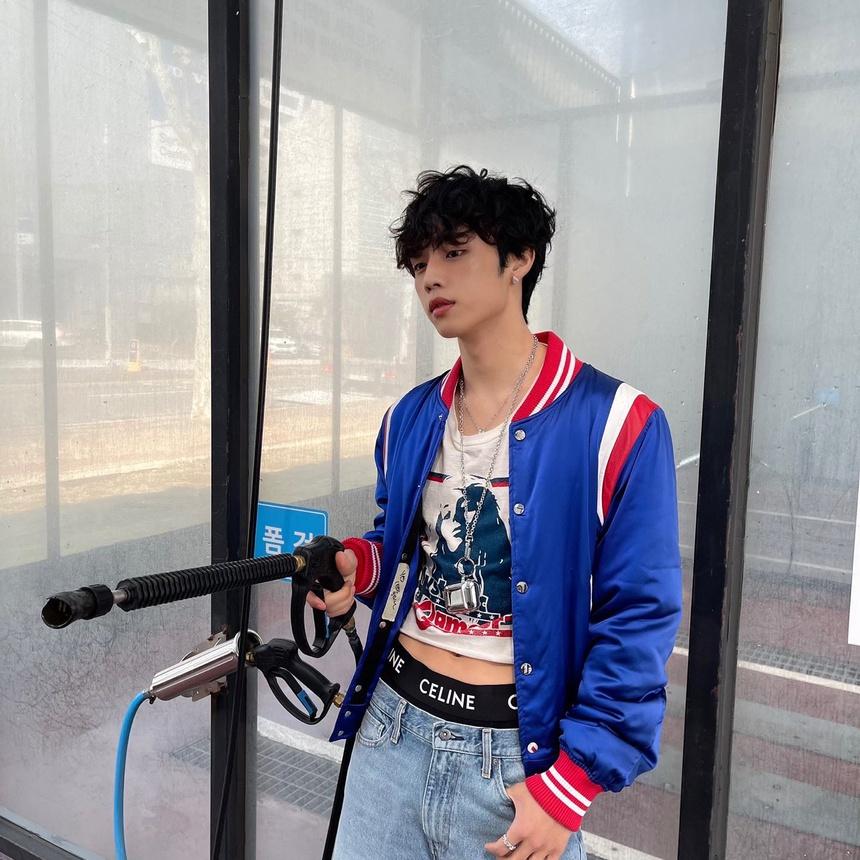 Thấy gì từ xu hướng mặc crop top và váy của những ca sĩ nam?-3